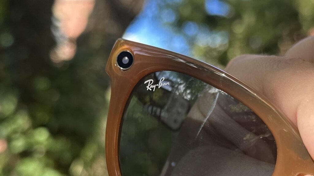 Meta Closes Another Privacy Loophole in AI Glasses as Cameras Now Stop Recording When the LED Is Covered Meta ka përditësuar syzet Ray-Ban Meta dhe Oakley Meta që kamera të ndalojë regjistrimin kur mbulohet drita LED e privatësisë.