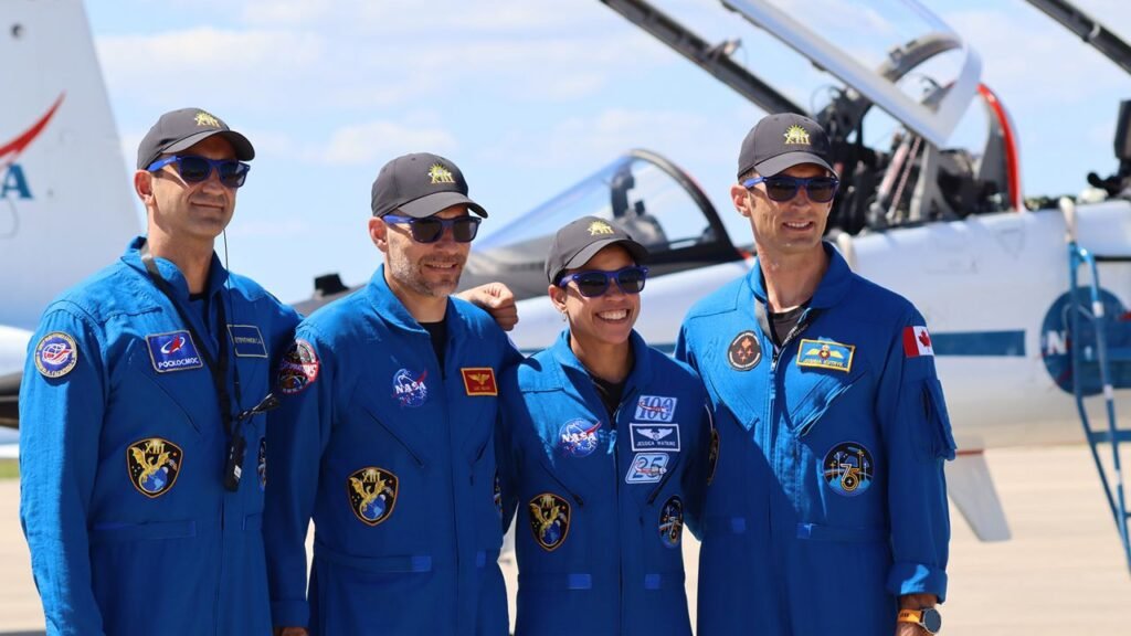 Crew-13 Arrives in Florida as NASA Prepares ISS Mission Ekuipazhi i NASA SpaceX Crew-13 gjatë përgatitjeve për misionin drejt Stacionit Ndërkombëtar të Hapësirës.