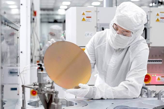 Semiconductor wafer and DRAM chip manufacturing
