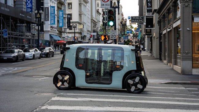 ALT: Autonomous vehicle operating on an urban road.