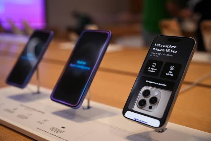 Global smartphone market faces falling shipments and rising component costs.