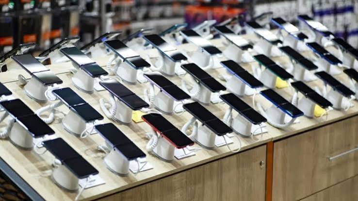Global smartphone market faces falling shipments and rising component costs.