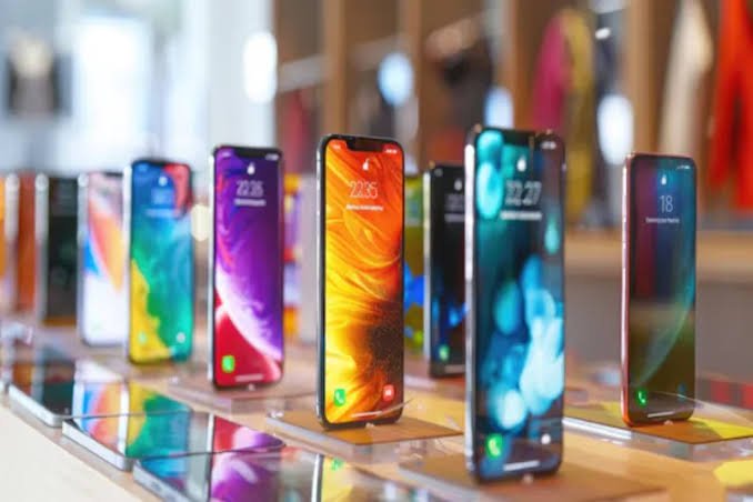 Global smartphone market faces falling shipments and rising component costs.