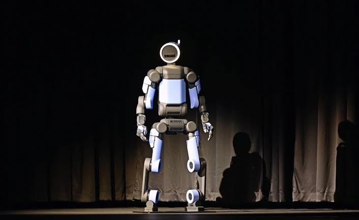  Boston Dynamics Atlas humanoid robot operating in an industrial environment.

