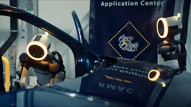  Boston Dynamics Atlas humanoid robot operating in an industrial environment.

